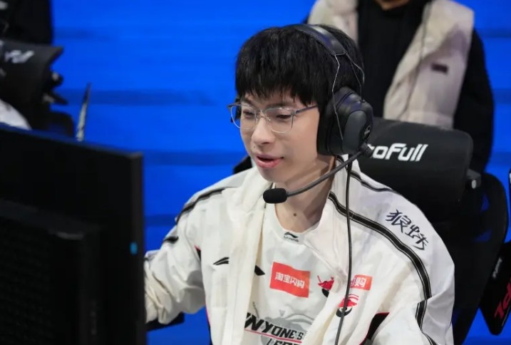 Hope：BLG是一直比较喜欢打下野的队伍，要小心他们的越塔