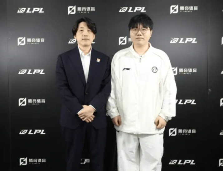 JiaQi：Meiko能让我玩得更稳健一些，在游戏里他会拉住我