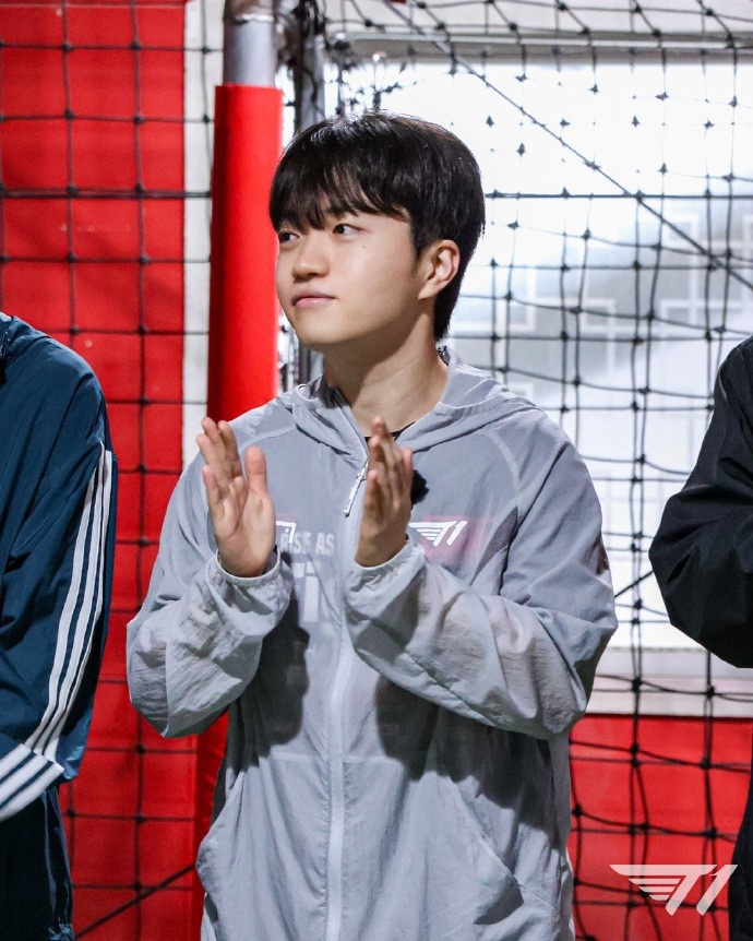 T1分享选手照片：很擅长室内足球的Keria选手