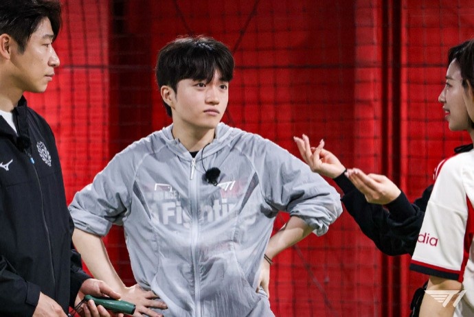 T1分享选手照片：很擅长室内足球的Keria选手